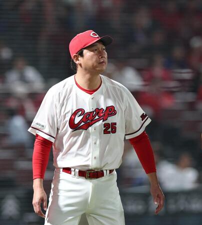 ８回を終え、選手交代を告げる広島・新井貴浩監督＝マツダ（撮影・北村雅宏）