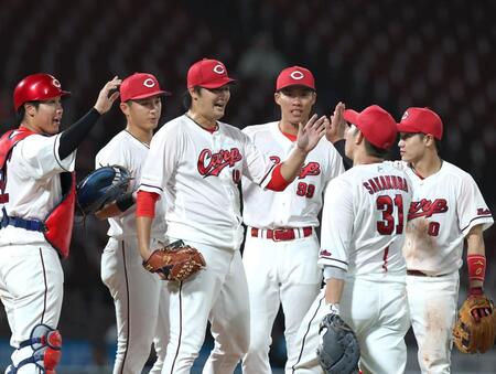 完投勝利を挙げ、ナインと喜びを分かち合う床田（左から３人目）＝撮影・北村雅宏