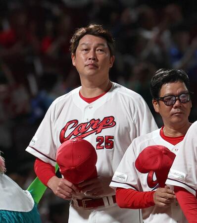 中日に勝利し、ファンにあいさつする広島・新井監督（左）＝１日