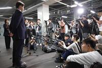 自由契約となり、取材に応じる小園（撮影・北村雅宏）