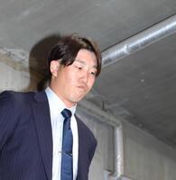 戦力外通告を受けた小園（撮影・北村雅宏）