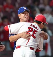 試合前、広島・新井監督と抱擁を交わす中日・井上監督（奥）＝１日