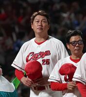中日に勝利し、ファンにあいさつする広島・新井監督（左）＝１日