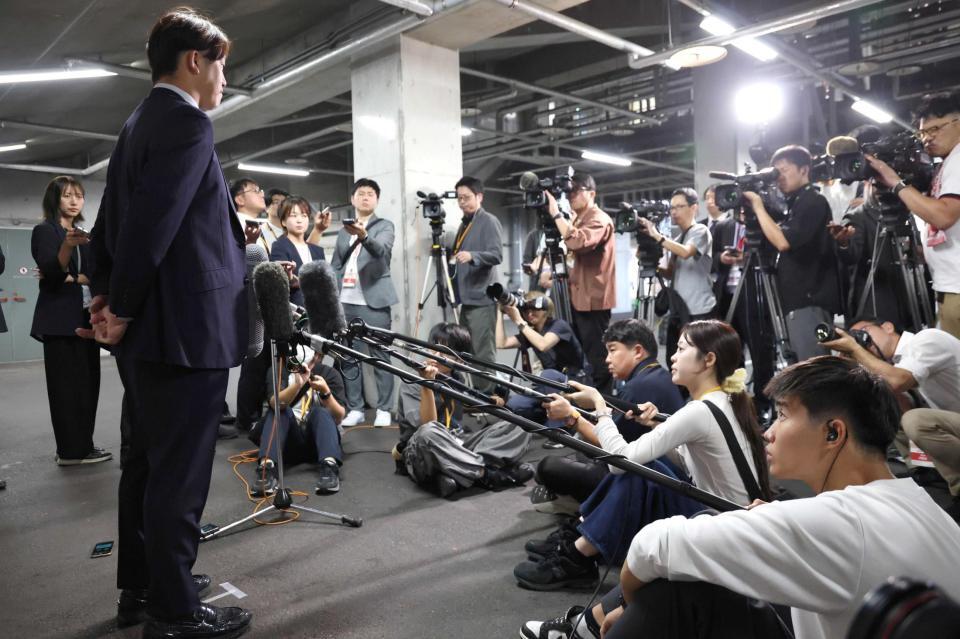 自由契約となり、取材に応じる小園（撮影・北村雅宏）