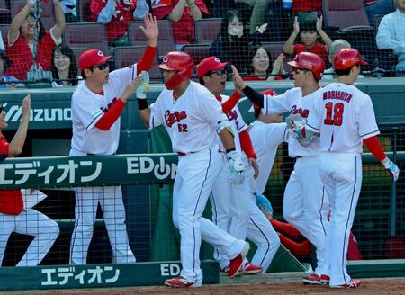 ３回、同点３ランを放った末包（中央左）とタッチを交わす新井監督（撮影・立川洋一郎）