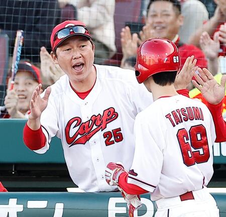 ８回、勝ち越しの生還を果たした辰見を迎える新井監督（撮影・西田忠信）