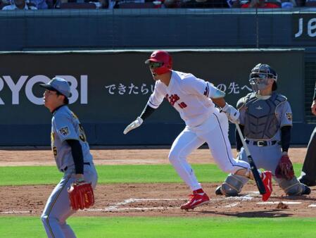 ２回、右翼線へ先制の適時二塁打を放つ中村奨（撮影・立川洋一郎）