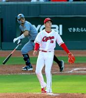 ５回、佐藤輝を左飛に打ち取る森下（撮影・立川洋一郎）