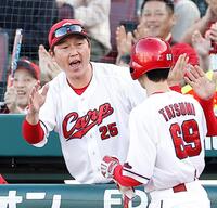 ８回、勝ち越しの生還を果たした辰見を迎える新井監督（撮影・西田忠信）