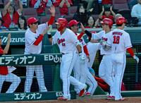 ３回、同点３ランを放った末包（中央左）とタッチを交わす新井監督（撮影・立川洋一郎）