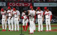 地元最終戦を終え、あいさつした新井監督（中央右）は頭を下げる（撮影・北村雅宏）