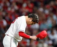 本拠地最終戦セレモニーでスタンドに一礼する新井監督（撮影・西田忠信）