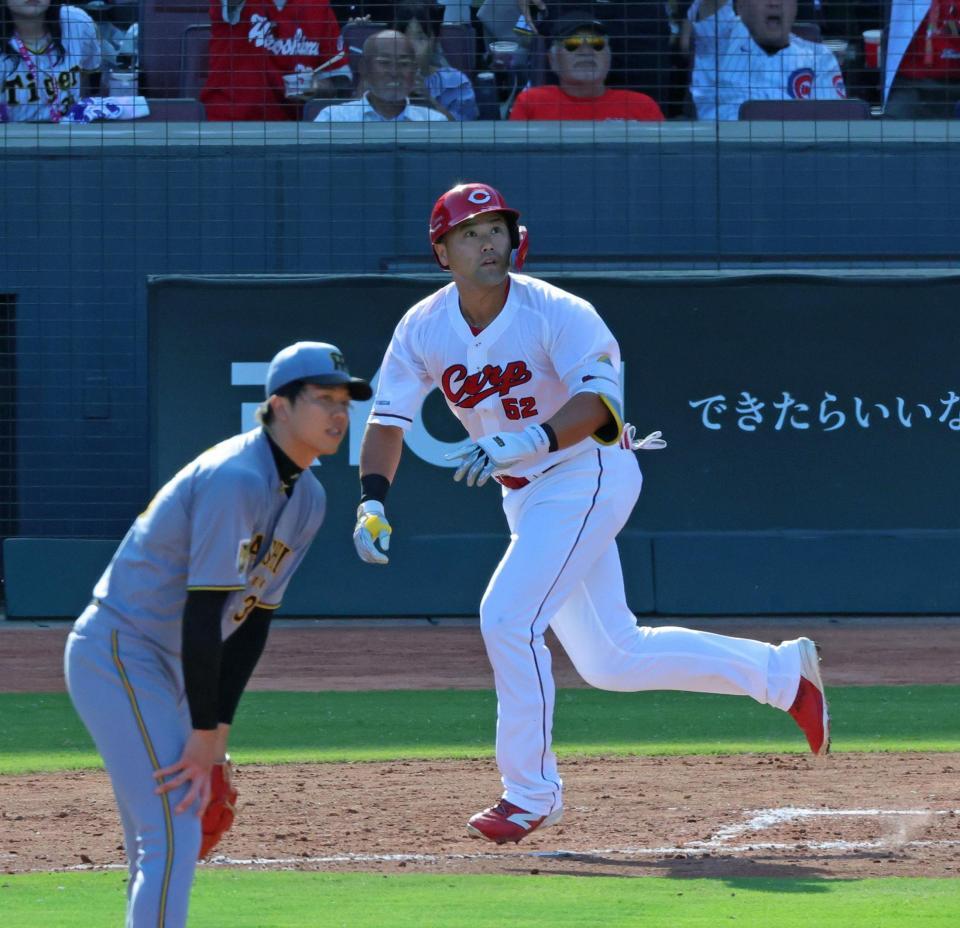 ３回、左翼スタンドへ同点３ランを放つ末包（撮影・立川洋一郎）
