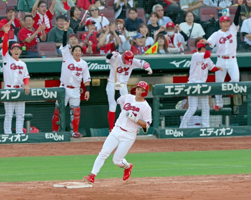 ８回、中前へ勝ち越し適時打を放ちガッツポーズする中村奨（撮影・立川洋一郎）