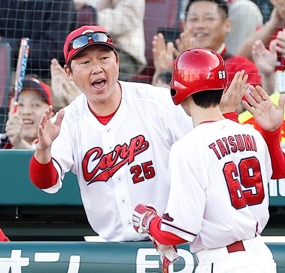 ８回、勝ち越しの生還を果たした辰見を迎える新井監督（撮影・西田忠信）