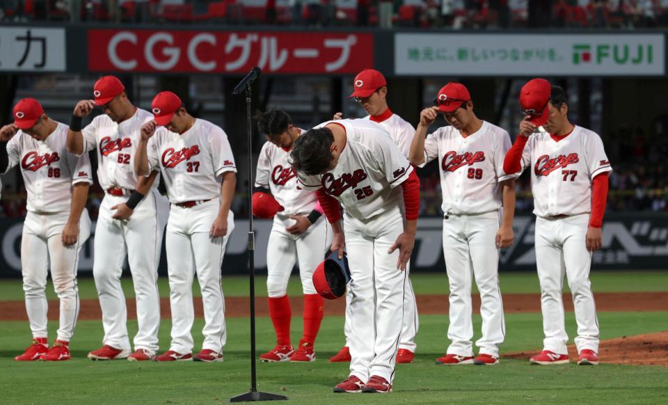 地元最終戦を終え、あいさつした新井監督（中央右）は頭を下げる（撮影・北村雅宏）