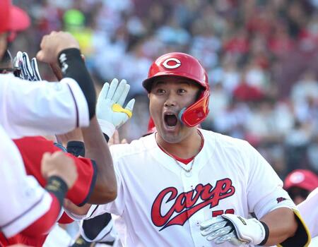 ３回、同点となる３ランを放ち、ナインとタッチを交わす末包（撮影・北村雅宏）