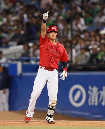 ８回、同点となる２点適時打を放ち、指を突き上げる佐々木（撮影・中島達哉）