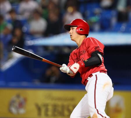 ５回、フェンス直撃の二塁打を放つ佐々木（撮影・中島達哉）