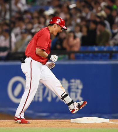 ８回、同点となる２点適時打を放ち、雄たけびを上げる佐々木（撮影・中島達哉）