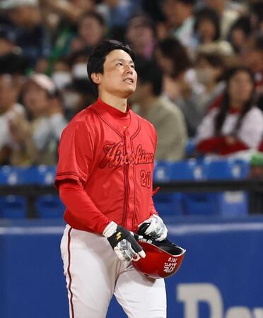 ３回、送りバント失敗でダブルプレーとなり、悔しい表情の栗林（撮影・中島達哉）