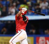 ８回、同点となる２点適時打を放つ佐々木（撮影・中島達哉）