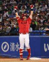 ９回、勝ち越しとなる２点適時打を放ち、ベンチに向かってガッツポーズをする林（撮影・中島達哉）