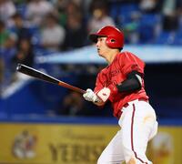 ５回、フェンス直撃の二塁打を放つ佐々木（撮影・中島達哉）