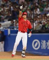 ８回、同点となる２点適時打を放ち、指を突き上げる佐々木（撮影・中島達哉）