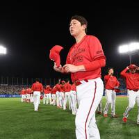 ファンにあいさつし、引き揚げる新井監督（撮影・中島達哉）