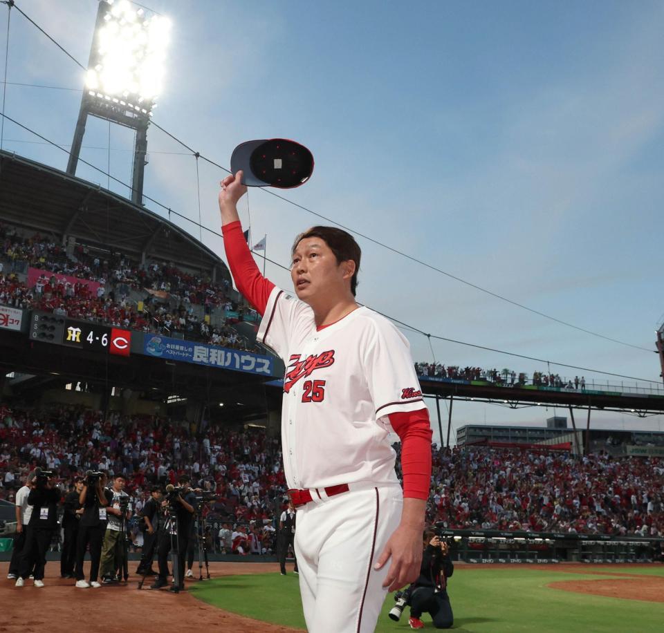 地元での最終戦を終え、ファンの声援に応える新井監督（撮影・北村雅宏）