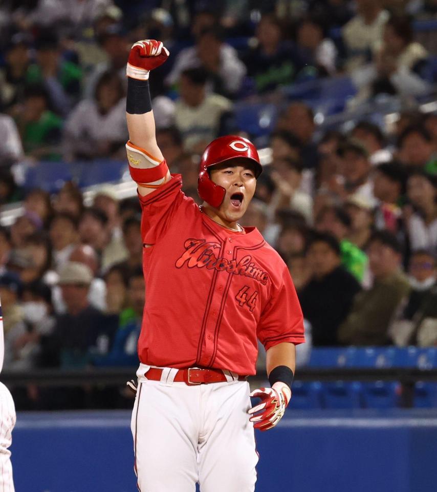 ９回、勝ち越しとなる２点適時打を放ち、ベンチに向かってガッツポーズをする林（撮影・中島達哉）