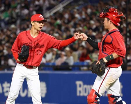 最後を締め、持丸（右）とグータッチを交わす森浦