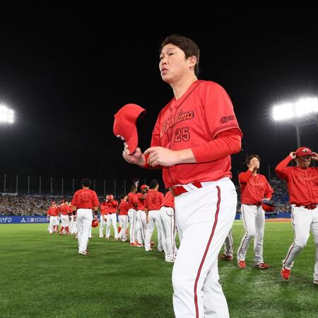 ファンにあいさつし、引き揚げる新井監督（撮影・中島達哉）