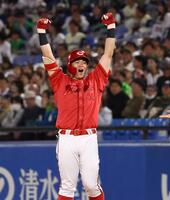 ９回、勝ち越しの２点打を放ち、ベンチに向かってガッツポーズをする林（撮影・中島達哉）　