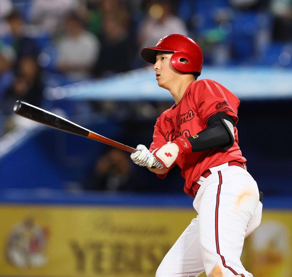 ５回、フェンス直撃の二塁打を放つ佐々木