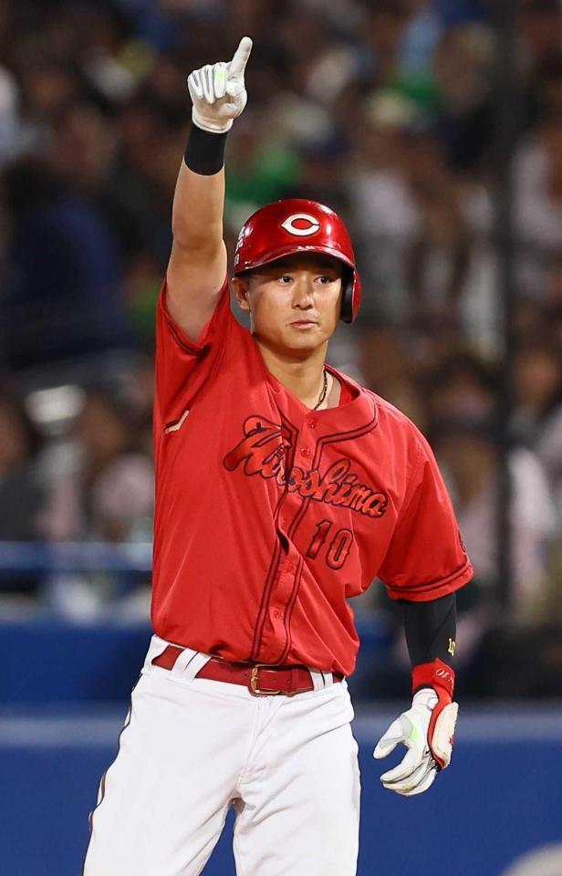 ８回、同点２点打を放ち、指を突き上げる佐々木（撮影・中島達哉）