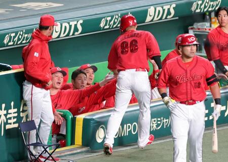 ６回、坂倉の適時打で生還した中村奨（９６）とタッチを交わす新井監督（左から２人目）＝撮影・立川洋一郎