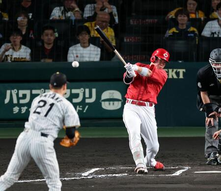 ６回、右前打に適時打を放つ坂倉（撮影・山口登）