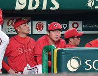 ４回の攻撃が無得点に終わり、グラウンドを見つめる新井監督（中央）＝撮影・西田忠信