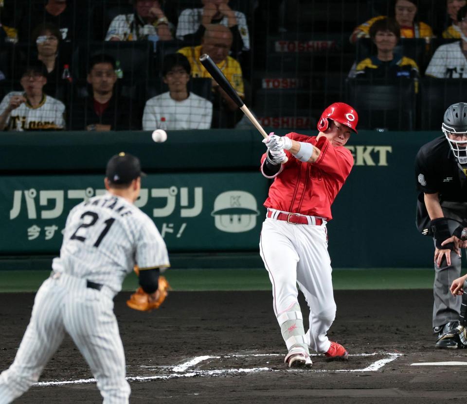 ６回、右前打に適時打を放つ坂倉（撮影・山口登）