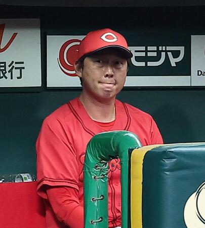 ８回、劣勢に厳しい表情の新井監督（撮影・西田忠信）