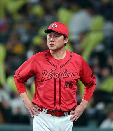 ７回、選手交代を告げた新井監督（撮影・山口登）