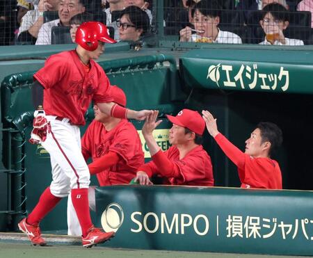 ４回、佐々木の先制適時打で生還した勝田（左）とタッチを交わす新井監督（撮影・立川洋一郎）