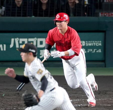 ４回、右前打を放つ坂倉（撮影・立川洋一郎）