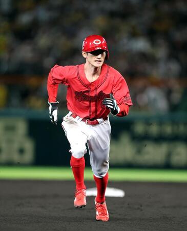 ８回、代走で出場する辰見（撮影・山口登）