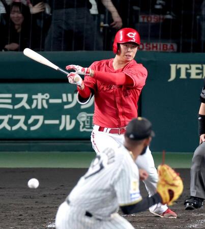 ５回、中前打を放つ玉村（撮影・立川洋一郎）