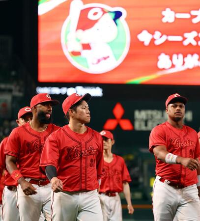 ファンにあいさつしベンチに戻る坂倉（撮影・山口登）
