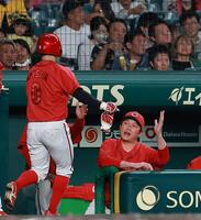 ４回、先制の生還を果たした勝田（左）を迎える新井監督（撮影・西田忠信）