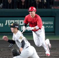 ４回、右前打を放つ坂倉（撮影・立川洋一郎）